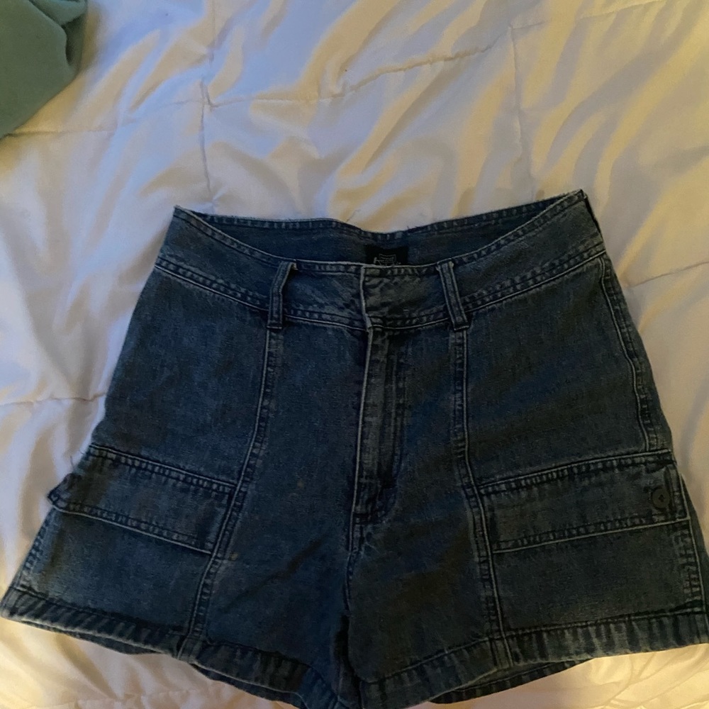 super cute thrifted denim shorts model is a 26